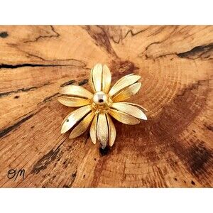 Daisy Gold Tone ~1.5 inch Vintage Brooch Pin